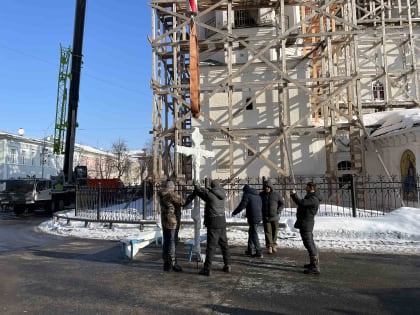 НА КУПОЛА ХРАМА СПАСА НА ГОРОДУ УСТАНОВИЛИ ЧЕТЫРЕ КРЕСТА