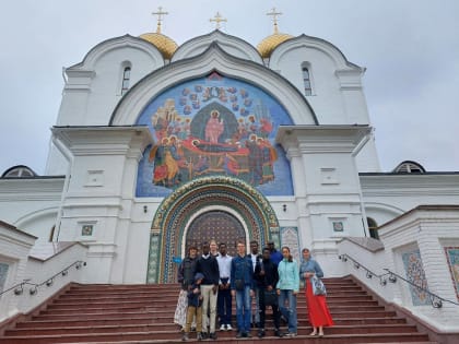 СТУДЕНТЫ ИЗ АФРИКИ ПОМОЛИЛИСЬ У СВЯТЫНЬ ЯРОСЛАВЛЯ