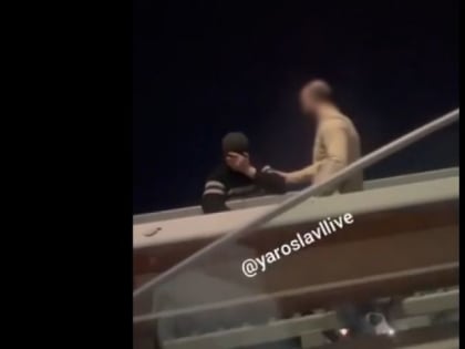 Перелез через ограждение: на Октябрьском мосту в Ярославле спасли мужчину