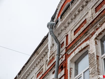 Могут упасть в любой момент: смотрим на гигантские сосульки, свисающие над головами ярославцев