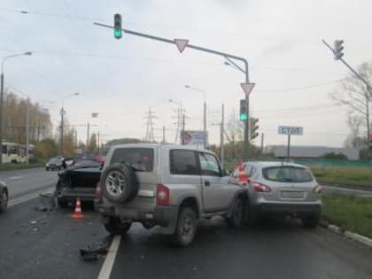 В результате массового ДТП в Ярославле пострадала женщина-водитель