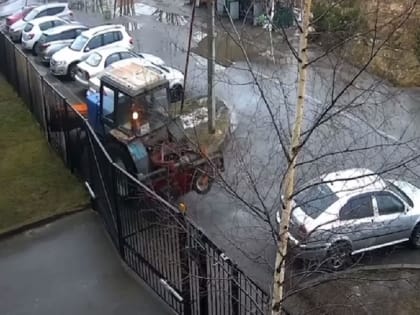 В Ярославле трактор во время уборки сломал забор у дома
