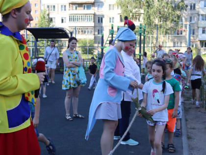 ВЕСЕЛИМСЯ И НАСЛАЖДАЕМСЯ КАНИКУЛАМИ НА ПРАЗДНИКЕ ДВОРА! 