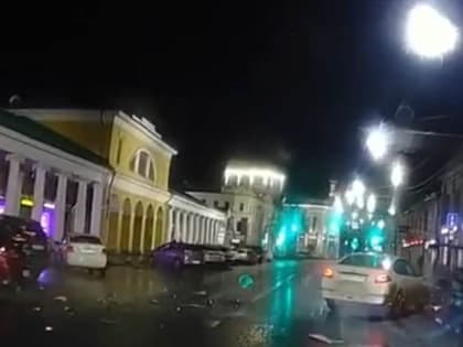Ночью в центре Ярославля лихач протаранил два припаркованных авто