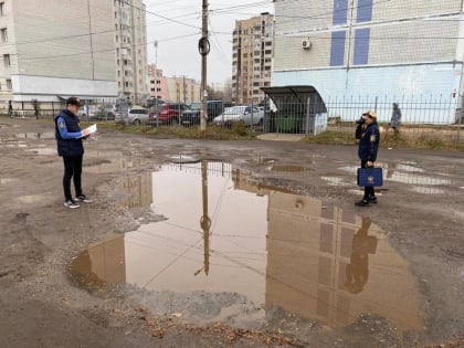 Детский омбудсмен требует заделать ямы возле детсада в Ярославле