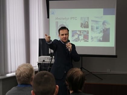 Сотрудники физического факультета ЯрГУ в День российской науки выступили в Некрасовской областной научной библиотеке