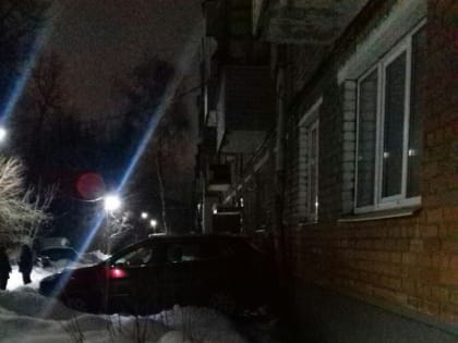 В Ярославле ночью в жилой дом врезался джип