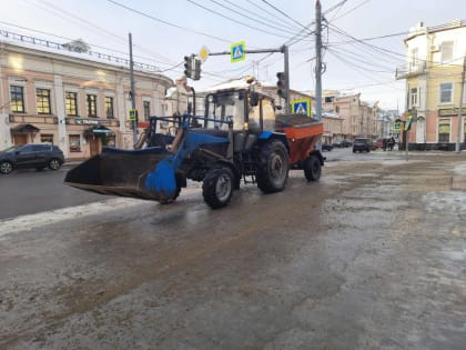 В Ярославле усилена борьба с гололёдом