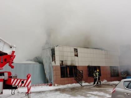 Здание автопредприятия в Ярославле загорелось из-за автобуса