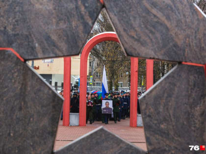 Играла музыка, люди рыдали: в Ярославле перекрыли улицу из-за похорон молодого мобилизованного