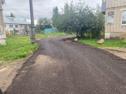 Работы по грейдированию с отсыпкой асфальтовой крошкой грунтовых дорог в городе продолжаются.