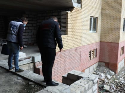 Ярославский омбудсмен потребовал оградить недострой, с которого упала девочка