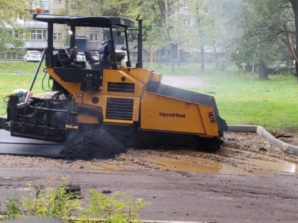 «Ощущение, что тонет»: в Ярославле в брагинских дворах асфальт укладывают в лужи