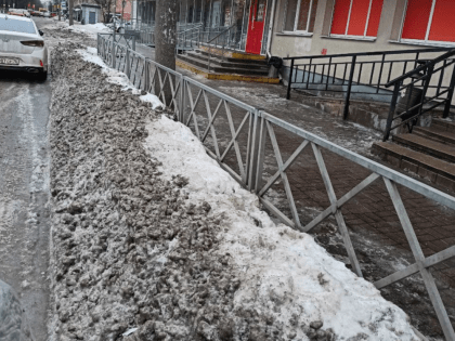 Ярославцы просят мэрию убрать снежные глыбы