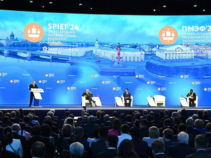 Михаил Евраев принял участие в пленарном заседании под руководством Владимира Путина на ПМЭФ