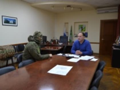 Сегодня Глава района Андрей Сергеичев встретился с участником спецоперации, приехавшим в краткосрочный отпуск.