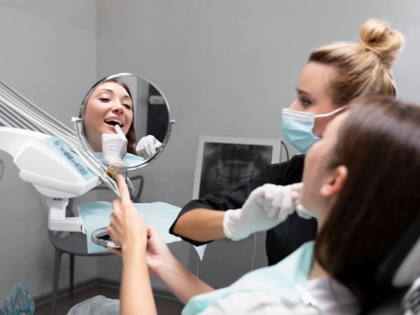 Почему важно посещать стоматолога хотя бы раз в год?
