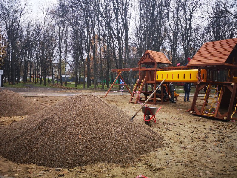 Леонардо парк победы. Леонардо парк Ярославль. Юбилейный парк Ярославль Лабиринт. Парк на пятерке Ярославль. Площадка в парке Юбилейный.