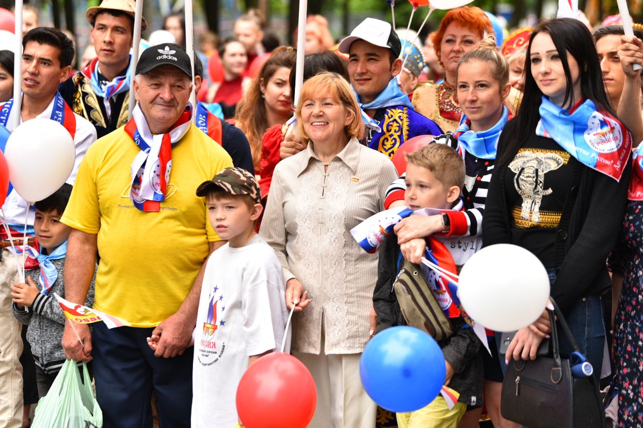 Праздник отмечаемый 12 июня. Отмечают день России. Празднование 12 июня. Фестиваль ко Дню России. День России гуляния.