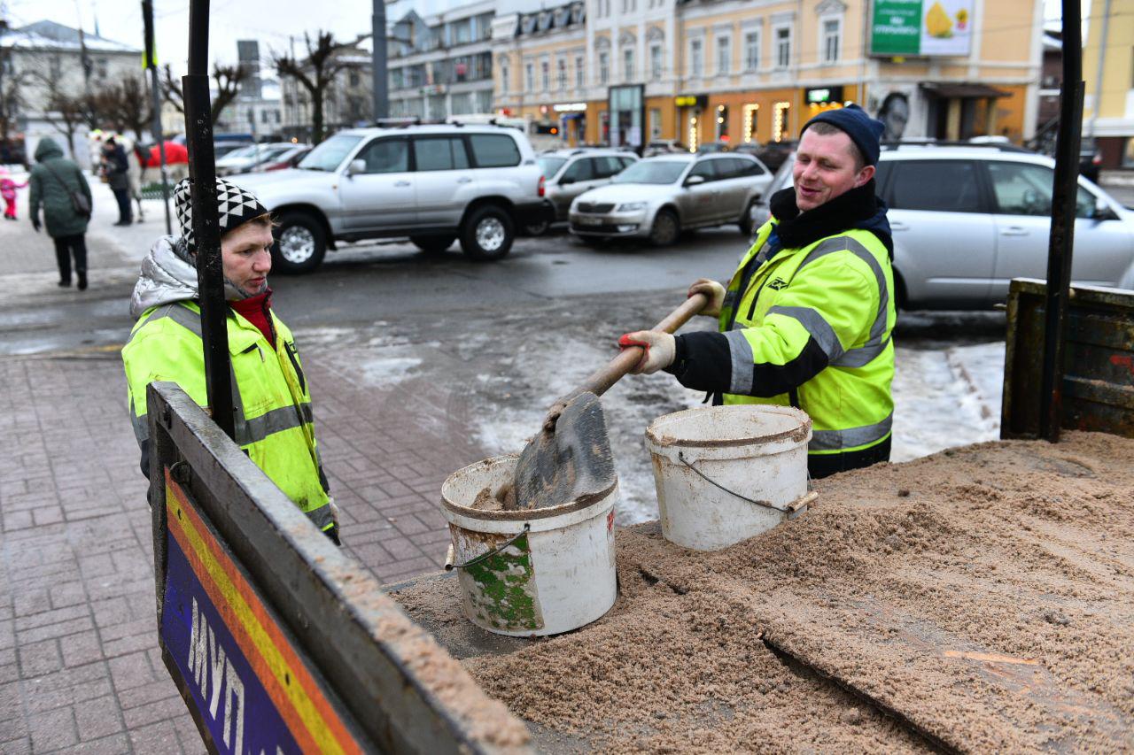 Службы ярославля. Городское Спецавтохозяйство Ярославль. Новогодние дорожные рабочие. Спецавтохозяйство дорожный рабочий. Спецавтохозяйство рабочий день.