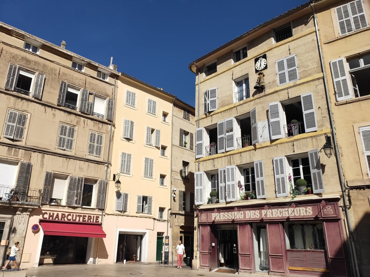 Fotografía de Aix-en-Provence que muestra ciudad, ruinas y templo.
