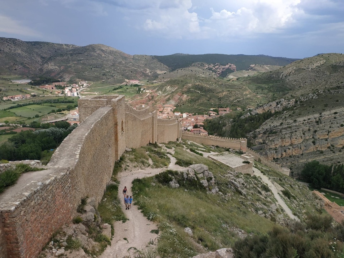Fotografía de Albarracín que muestra ruinas y monumento.