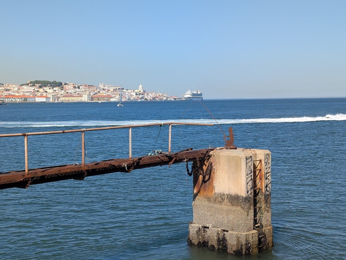 Fotografía de Almada que muestra playa.