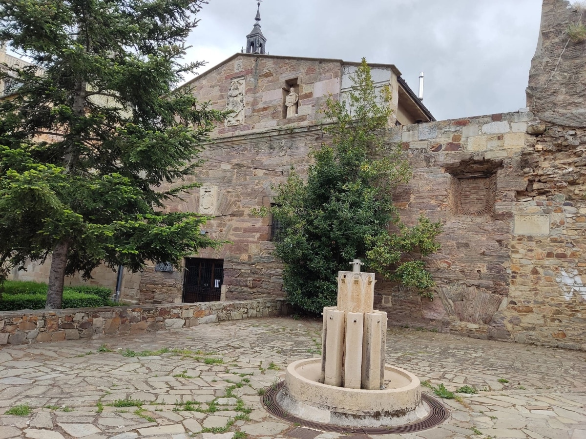 Fotografía de Astorga que muestra monumento, ruinas y templo.
