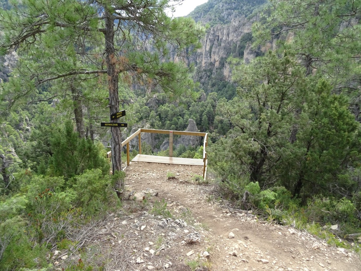 Fotografía de Beceite / Beseit que muestra montaña y puente.