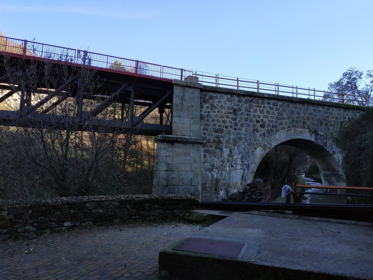 Fotografía de Béjar que muestra puente.