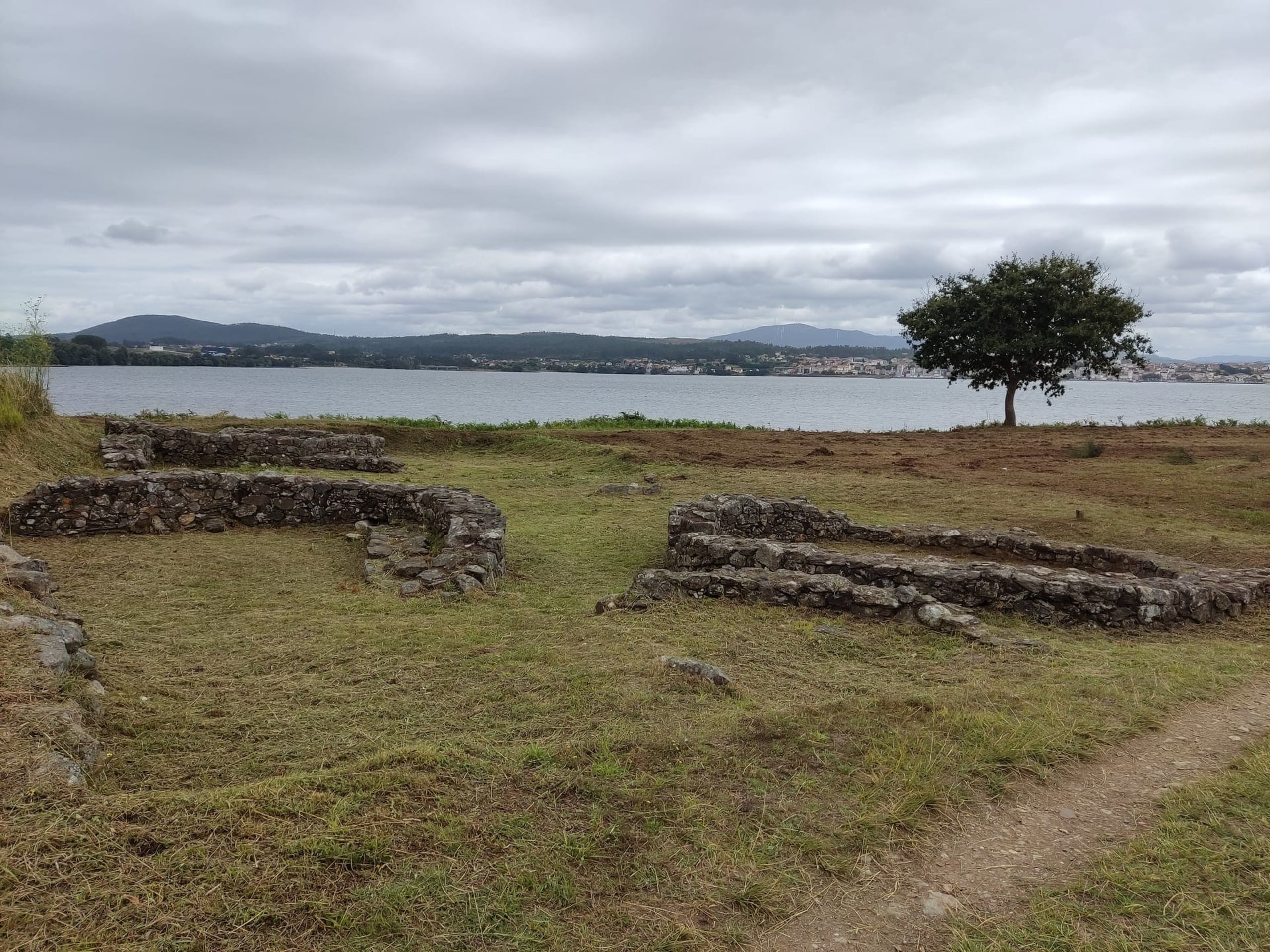 Fotografía de Boiro que muestra isla y ruinas.