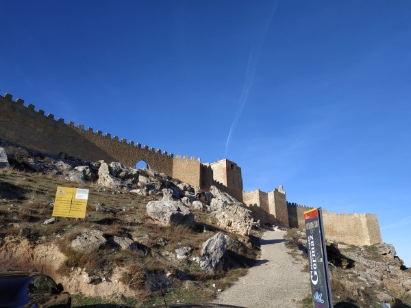 Fotografía de Gormaz que muestra templo y ruinas.