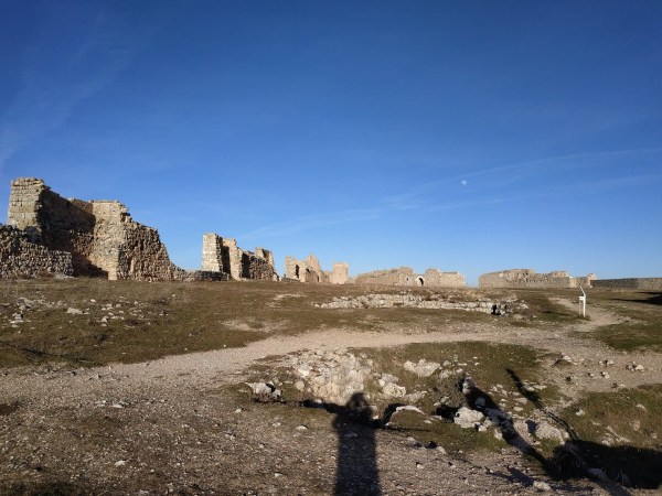 Fotografía de Gormaz que muestra montaña y ruinas.