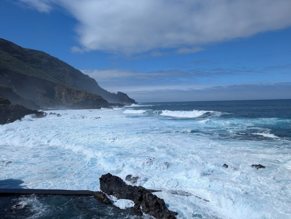 Fotografía de Barlovento que muestra isla y cascada.