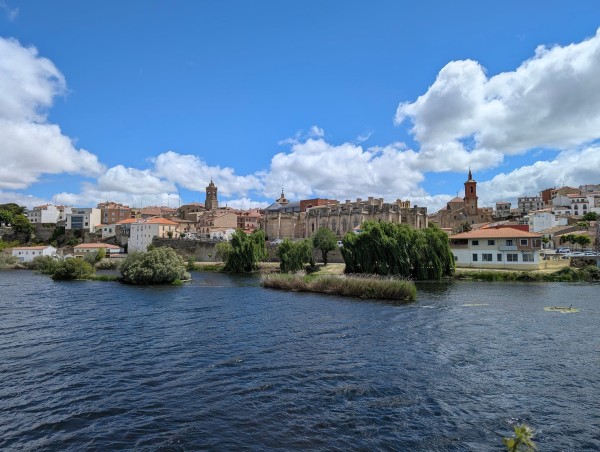 Fotografía de Alba de Tormes que muestra lago.