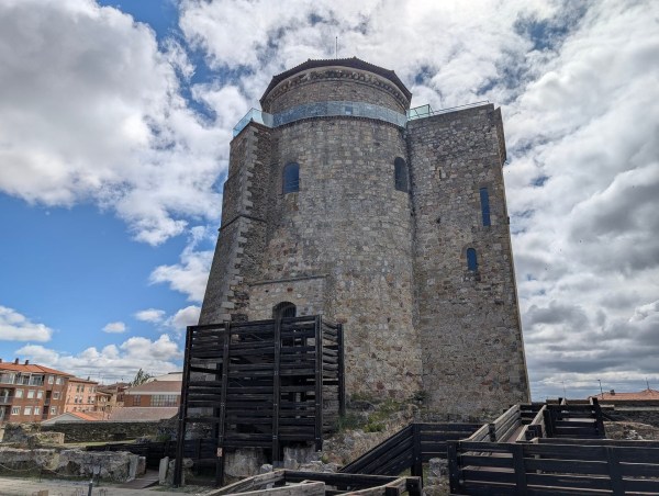 Fotografía de Alba de Tormes que muestra castillo.