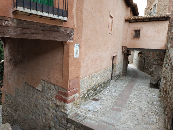 Fotografía de Albarracín que muestra ciudad, ruinas y monumento.