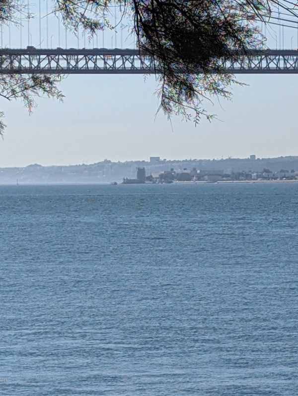 Fotografía de Almada que muestra isla y puente.
