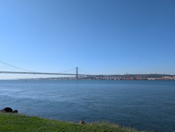 Fotografía de Almada que muestra puente.