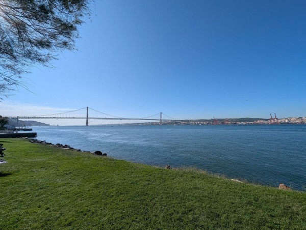 Fotografía de Almada que muestra puente.