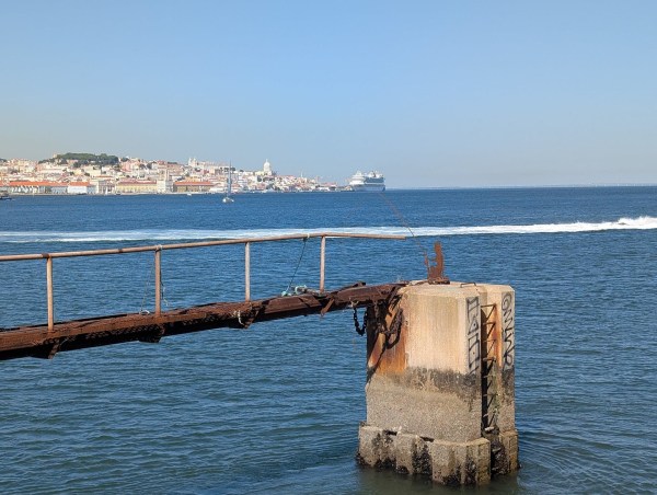 Fotografía de Almada que muestra playa.