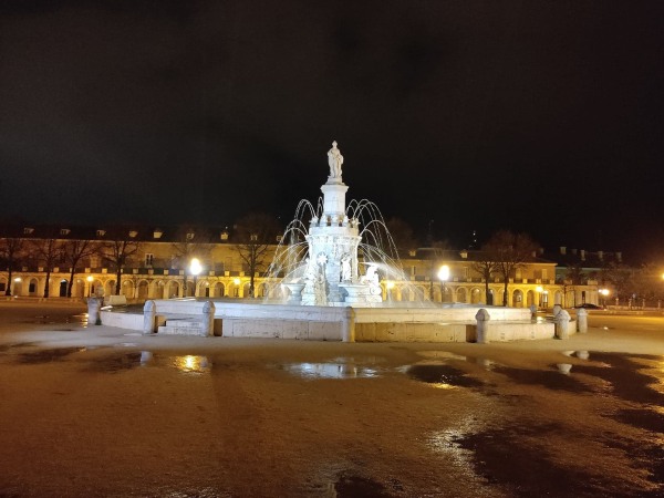 Fotografía de Aranjuez que muestra monumento y templo.