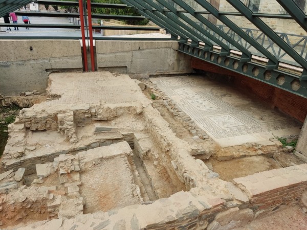 Fotografía de Astorga que muestra ruinas y monumento.