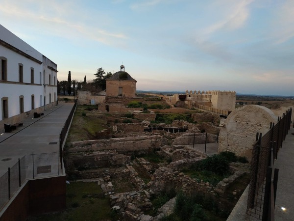 Fotografía de Badajoz que muestra ruinas.