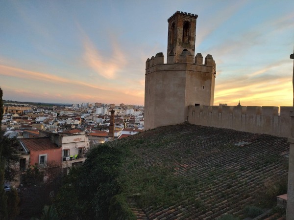 Fotografía de Badajoz que muestra ruinas, templo y atardecer.