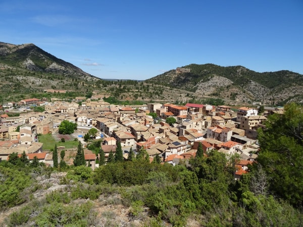 Fotografía de Beceite / Beseit que muestra ciudad, montaña y ruinas.