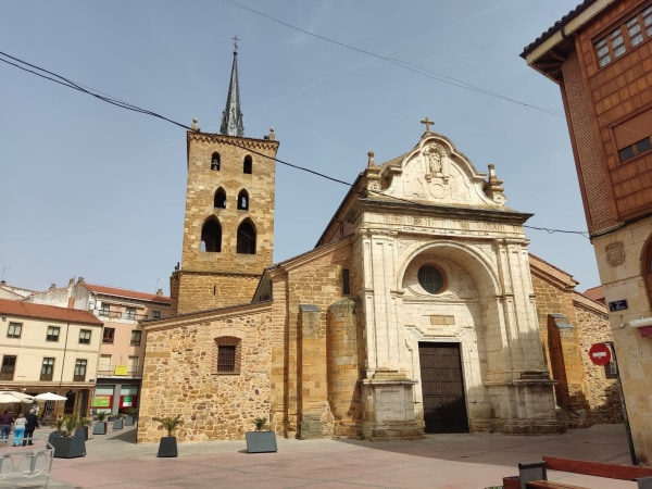 Fotografía de Benavente que muestra templo.