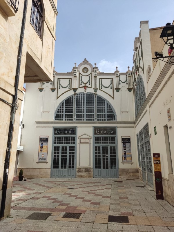 Fotografía de Benavente que muestra templo y museo.