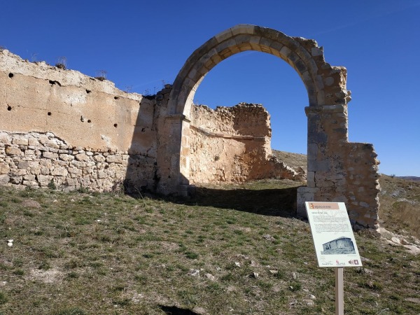 Fotografía de Berlanga de Duero que muestra ruinas y monumento.
