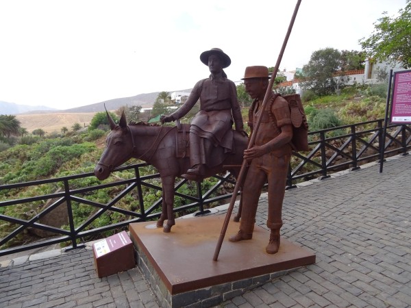 Fotografía de Betancuria que muestra monumento y museo.